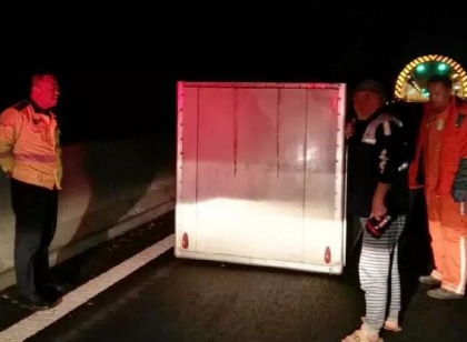 粗心司机半路“厢”丢了 至今还未认领
