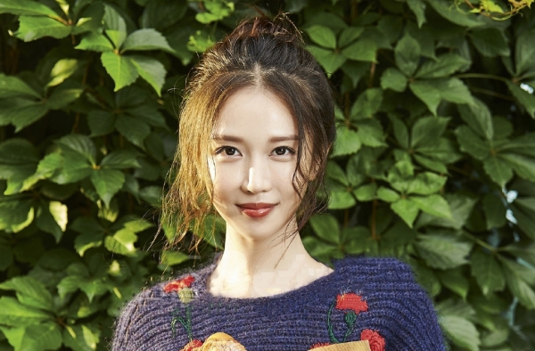 潘时七曝秋季写真大片 印花长裙美成一幅画