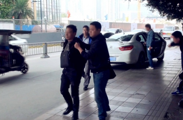 校长扶老人后遭讹 碰瓷者伎俩被民警一眼识破