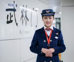杭州地铁美女站务员走红 网友：挤地铁看看她就不累了