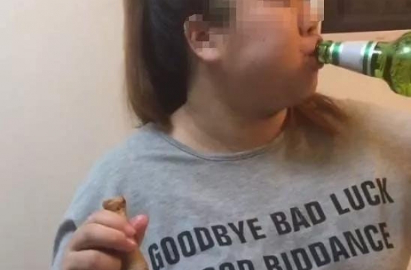 90后孕妇直播喝酒 网友：为了出名不择手段……