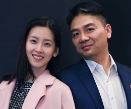 奶茶妹妹刘强东合体拍写真 幸福的小眼神亮了