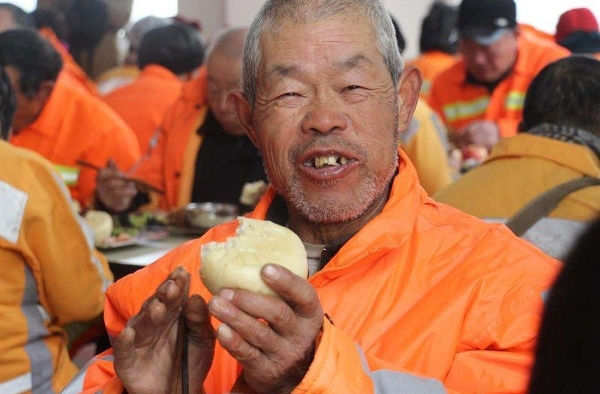 小伙自掏腰包给工人加菜 当事人:想让他们吃的更好一点