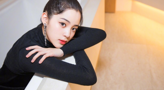 欧阳娜娜忘带工作牌 大喊：我是招娣儿让我进去