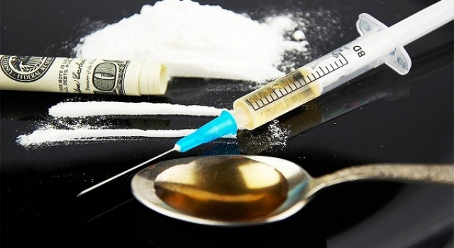 哺乳吸毒孩子来劲 网友：这样的女人不配做母亲！