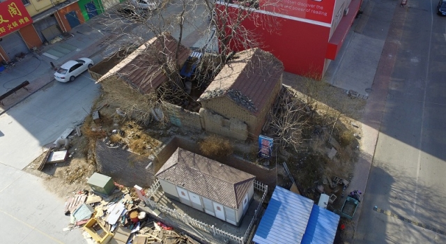 土坯房孤悬闹市8年 远远看去就像是座孤岛