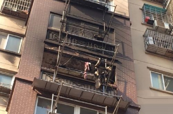 邻居六楼隔空扑救 造一场人工“及时雨”化险为夷