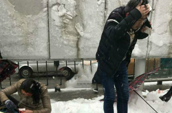 合肥暴雪致公交站台坍塌 61岁女性身亡多人受伤