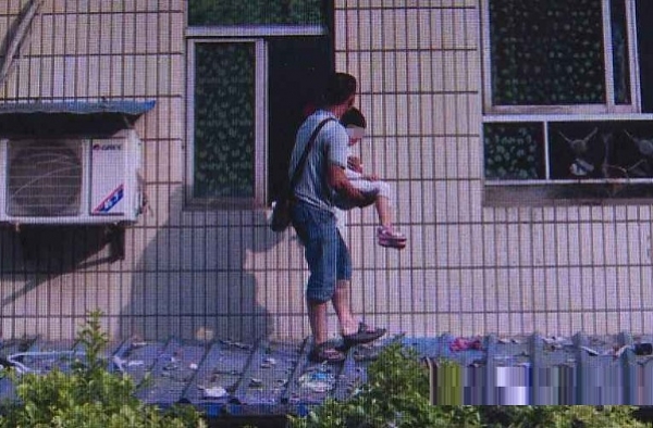 倒挂金钩捞回幼童 又是家长单独留孩子在家惹的祸！