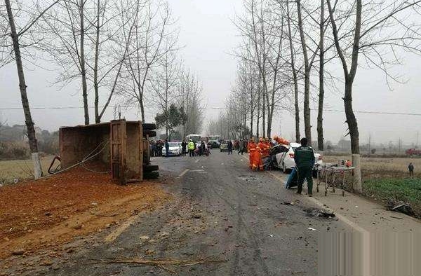 男子抢劫司机被撞车身亡 网友：出来混迟早要还的！