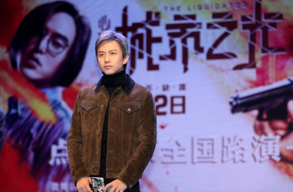 邓超变身文艺青年 为了发自拍也是无所不用其极了！