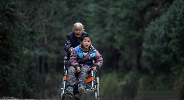 七旬老太送脑瘫孙子上学 每天24公里为圆孩子读书梦