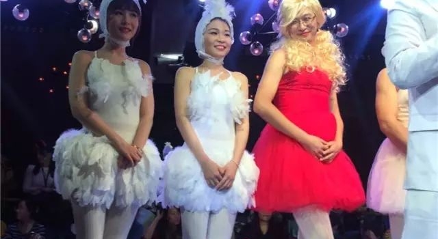 无节操年会致辞职 男员工穿旗袍戴胸罩？