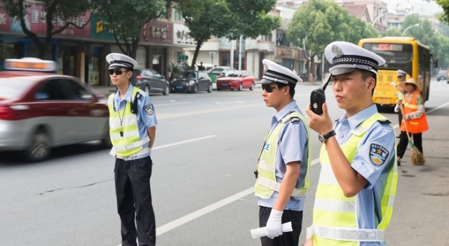 违规处罚交警未见微笑 现在交警也要求微笑执法了？