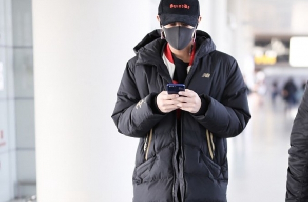 黄子韬身穿黑色羽绒服 戴口罩好身材遮不住！