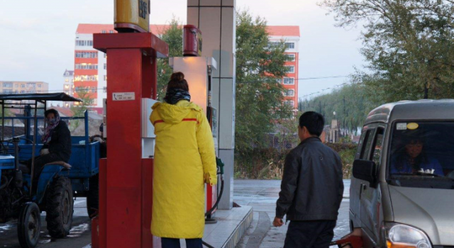 丈夫把妻落加油站 妻子不记得丈夫电话号码