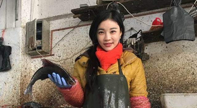 95后卖鱼西施爆红网络 人美心善杀鱼都养眼