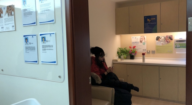 张静初拍新戏《冰峰暴》 意外受伤到医院就医