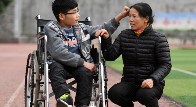 坚强母亲风雨无阻背子求学 母亲：上学是他唯一的出路