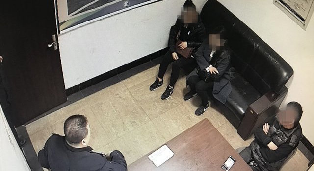 出租车门上挂美女 女子被拖行几米竟是因为……