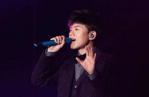 王源偷塞礼物给张杰 网友：什么礼物让杰哥这么惊讶