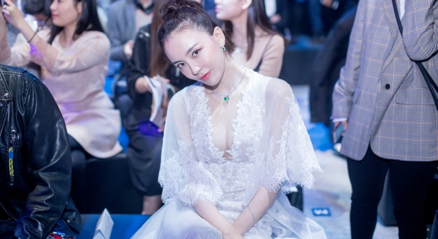 吕佳容受邀出席上海时装周 白衣长裙仙气灵动