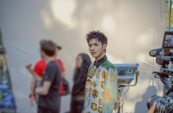 吴亦凡like that 新专辑封面同款花衬衫