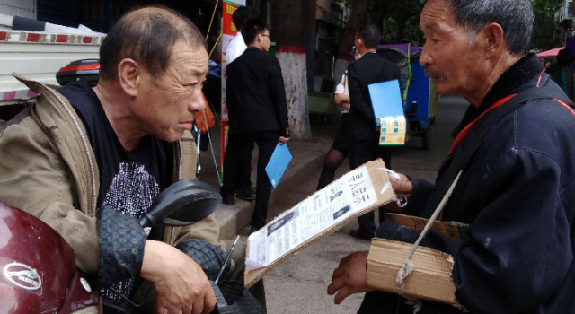 弟弟因1个馒头送人 7旬老人时隔61年街头寻找弟弟