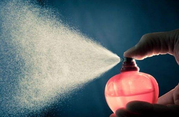 抖音对着镜头喷香水视频火爆网络 看完都想试一试？