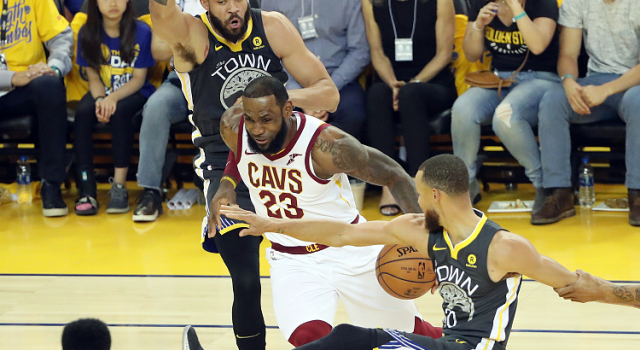 nba裁判又现争议判罚！ 骑士再负勇士总比分2-0