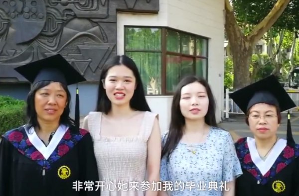 把学士服让给妈妈穿 火爆朋友圈的毕业照拍摄技巧