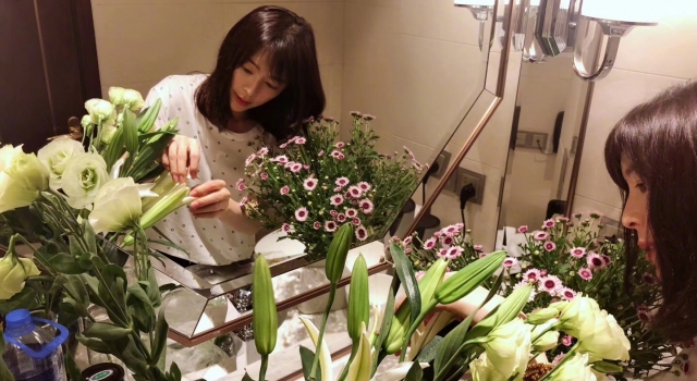 张静初进组拍戏 不忘“小家”鲜花相伴