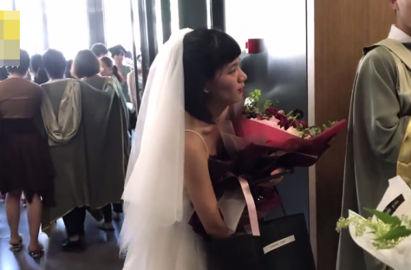 穿婚纱参加前男友毕业礼 感动了自己还是感动了前男友