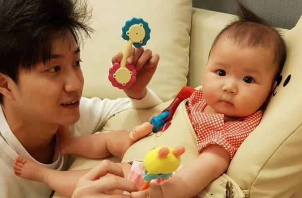 江宏杰晒迷你版福原爱 确认过长相是亲生的没错了!