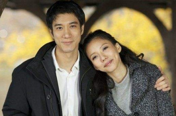 王力宏晒全家福 人生赢家 4+1? 李靓蕾又要当妈妈了