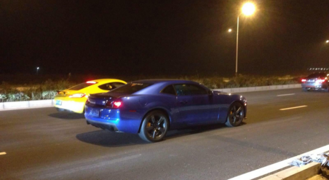 滴滴司机载客飙车 和另一辆私家车主在路上飙车