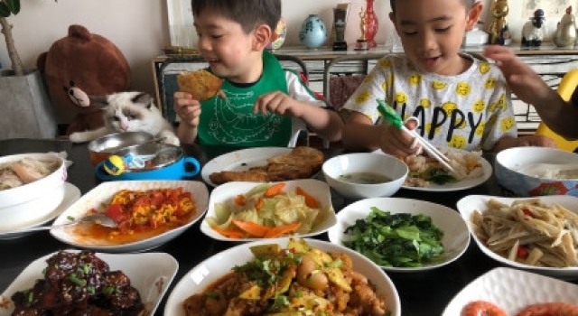 嗯哼Jasper同框 网友：大王和小甜椒是可爱本爱了