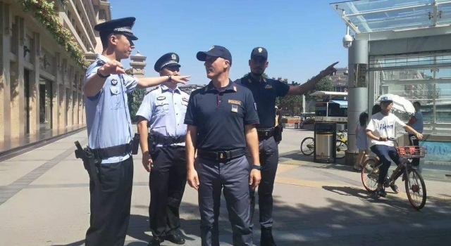 意大利警西安巡逻 高颜值的外表 一身帅气的制服！