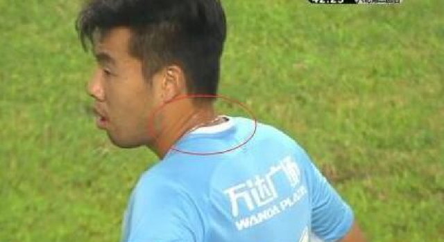 球员疑戴项链比赛 国足如何能担大任？