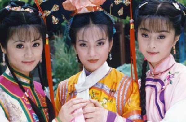 赵薇西装上身美回小燕子，大眼睛依旧漂亮