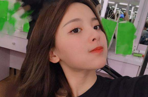 杨超越现身机场却不见裤子 机场大秀美腿
