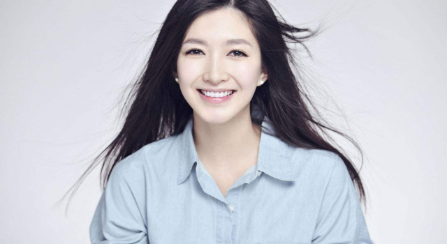 女神江疏影机场身着碎花上衣，大长腿引人注目