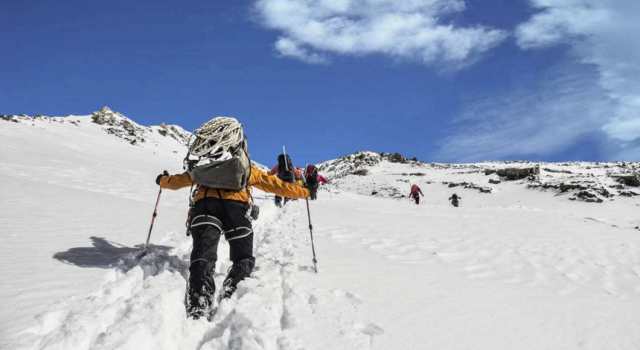 留学生登山遇难 被湍急的水流冲走,警方出动了直升机.
