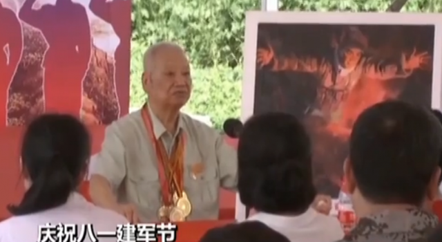 志愿者老兵讲述英雄儿女的故事，一起来庆祝八月建军节的到来