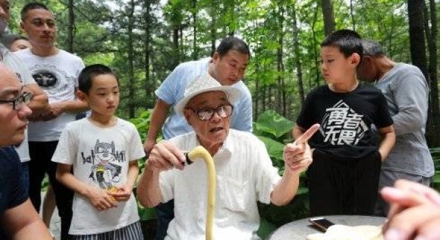 老兵讲述革命故事大人小孩围观聆听，庆八一建军节