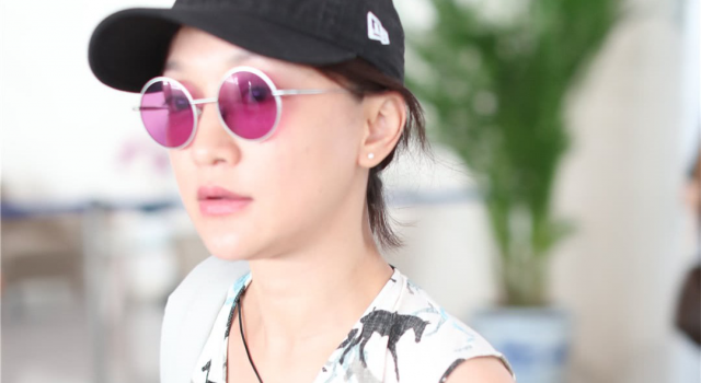 周迅被传离婚后素颜现身，休闲装扮气色极佳