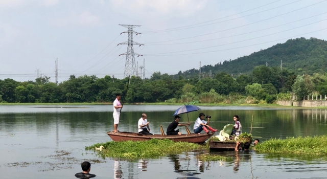 马思纯给鸭子扇扇子 网友：是把鸭子当成周冬雨了吗