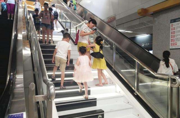 网红钢琴楼梯被占用 西安地铁提醒：享受乐趣同时不要影响他人