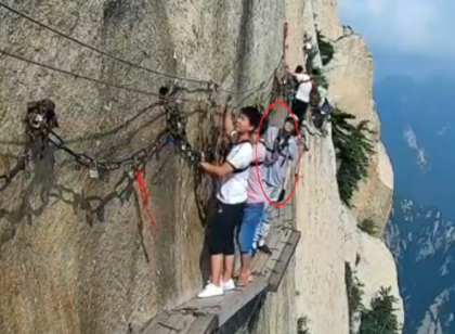 男子华山栈道跳崖：生命诚可贵，当珍惜眼前