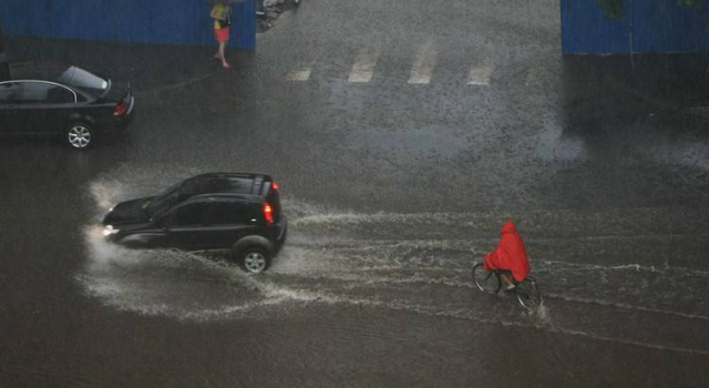 北京暴雨，倾盆大雨连绵不绝阻碍上班路